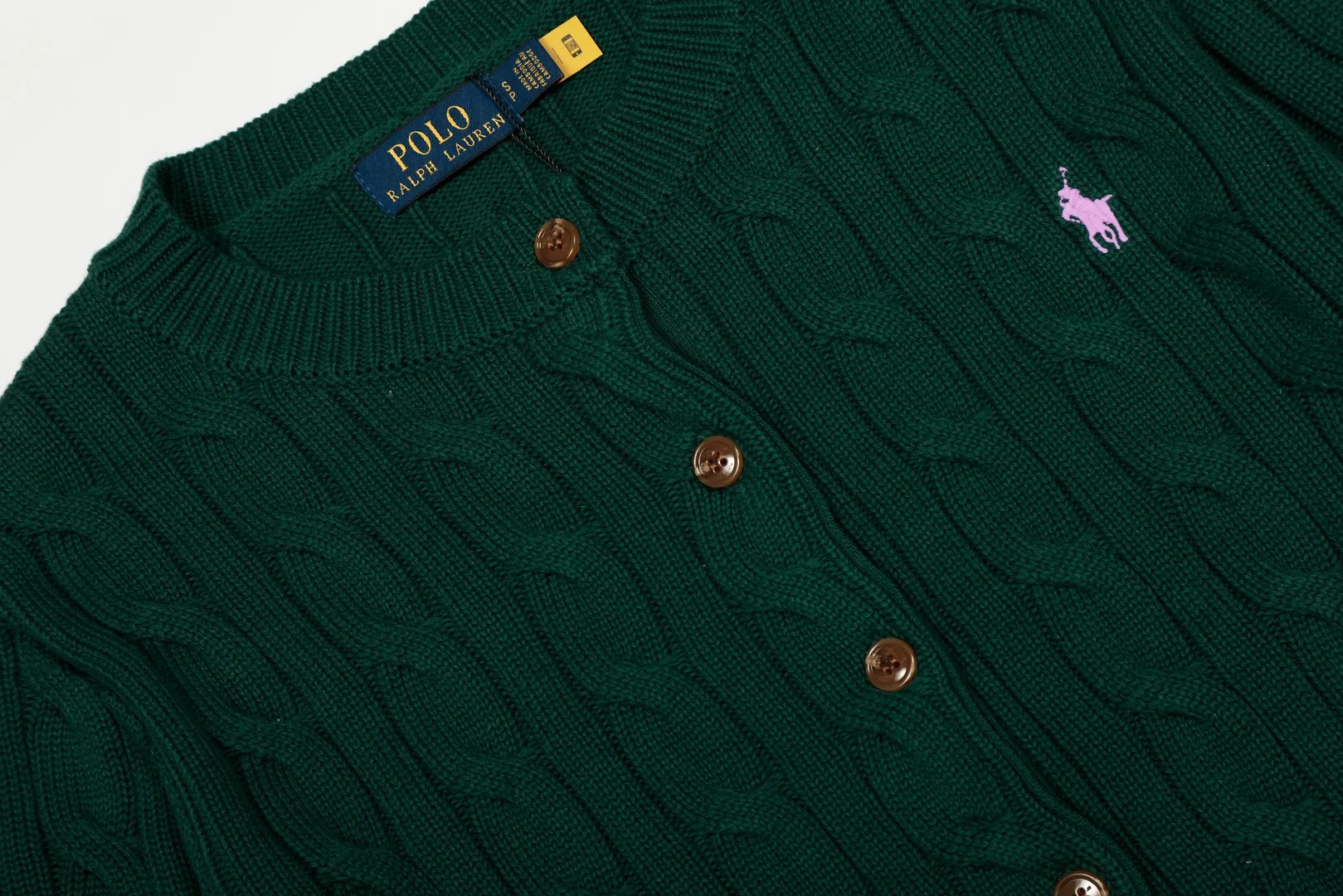 P230 Top quality" Style number: DS006# (not off the shelves all year round) [Ralph Lauren round neck solid color pony embroidery logo twist knitted cardigan] ✅Ralph Lauren Ralph Lauren classic basic versatile knitted cardigan jacket for all seasons ✅Main supplier platform live broadcast Wholesale entity Replacement if out of stock Not off the shelf ✅ZP quality 1:1 version Scan the code to enter the GF website Counter quality ✅Detailed quality The only one in Guangzhou Imported quality cotton yarn Focus on high-end, cost-effective, and good quality. Needless to say, the version is restored to the original version. The maximum size can be worn up to 160 pounds. Loose, comfortable and stress-free. ✅The upper body is simple and easy to match. A must-have for goddess ootd. Good-looking clothes are never picky. Must-have items in goddess wardrobe. Size: S- Navy blue white label Navy blue red label